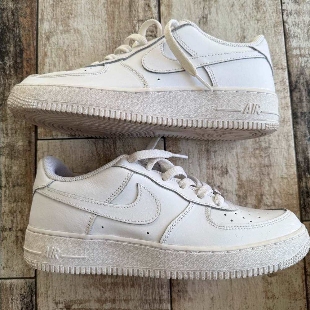 Kids White Nike Air Force 1 sneakers sz 7